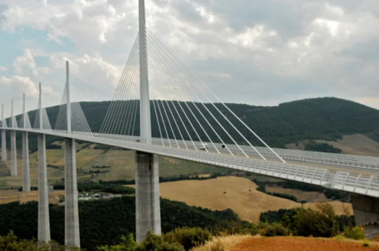 جسر ميلاو، الجسر المصنوع من الفولاذ المقاوم للصدأ.
